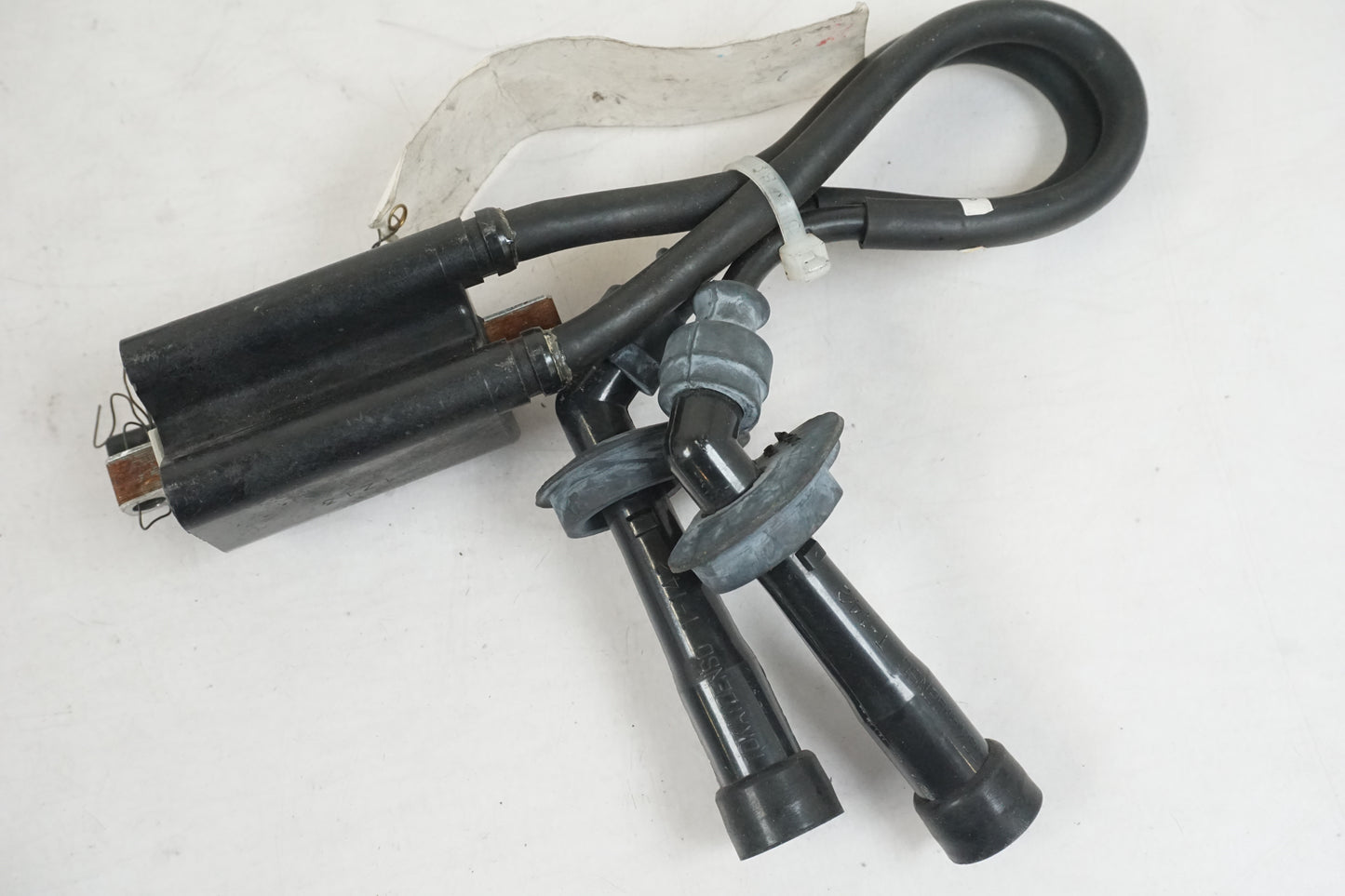 Vänster sida på Tändspole från en Suzuki GSX 1400 -2002 motorcykel.