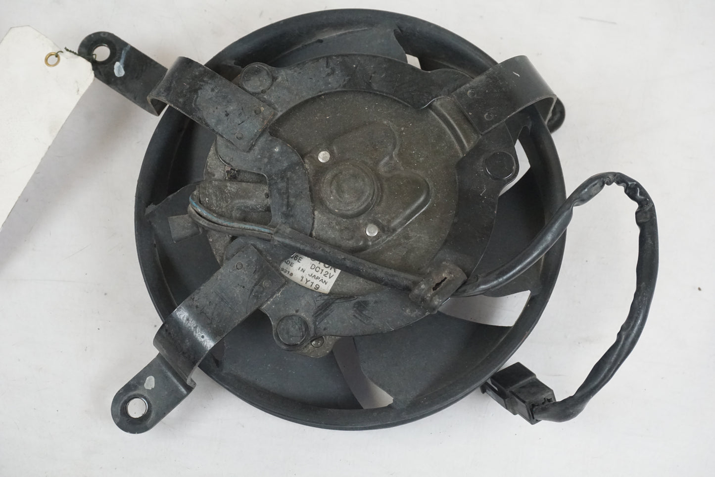 Höger sida på Vattenkylfläkt från en Honda CB 900 F Hornet -2002 motorcykel.