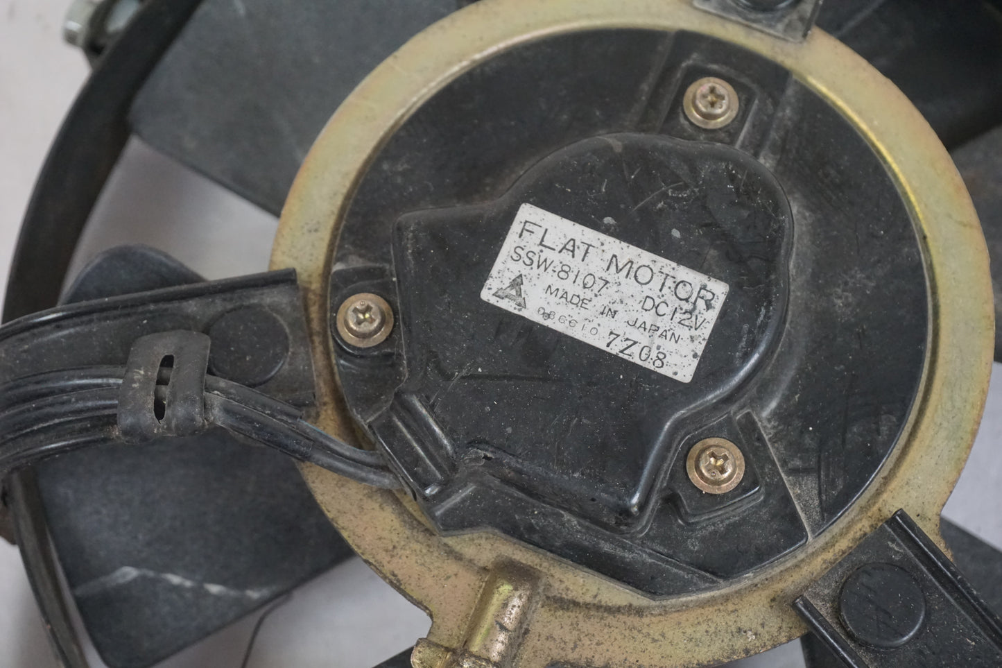 Snett uppifrån på Vattenkylfläkt från en Honda VFR 750 -1988 motorcykel.