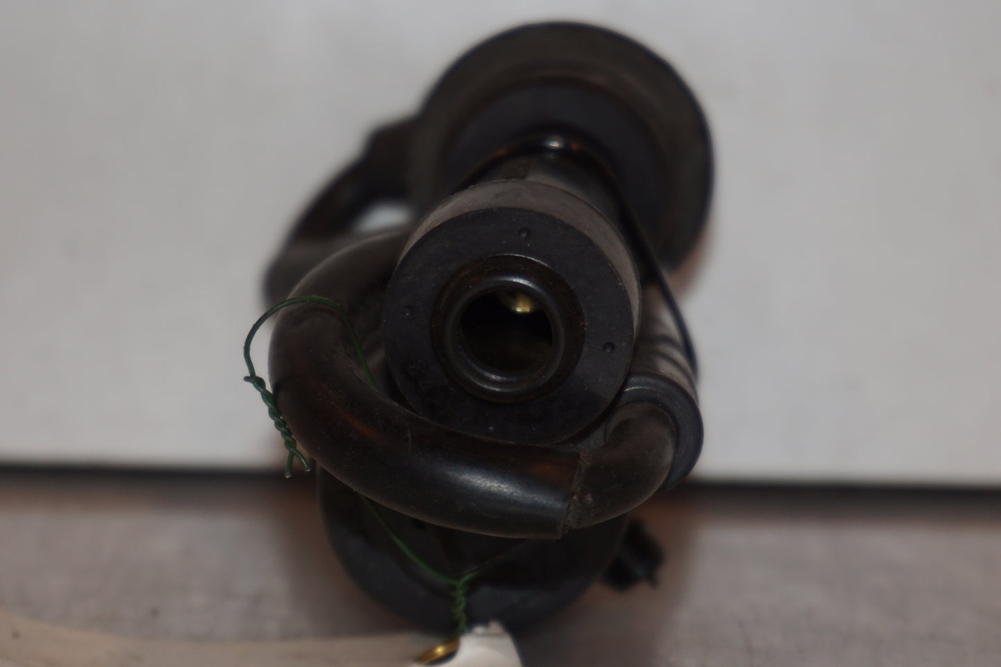 Snett nerifrån på Tändspole från en Yamaha TDM 850 -1996 motorcykel.