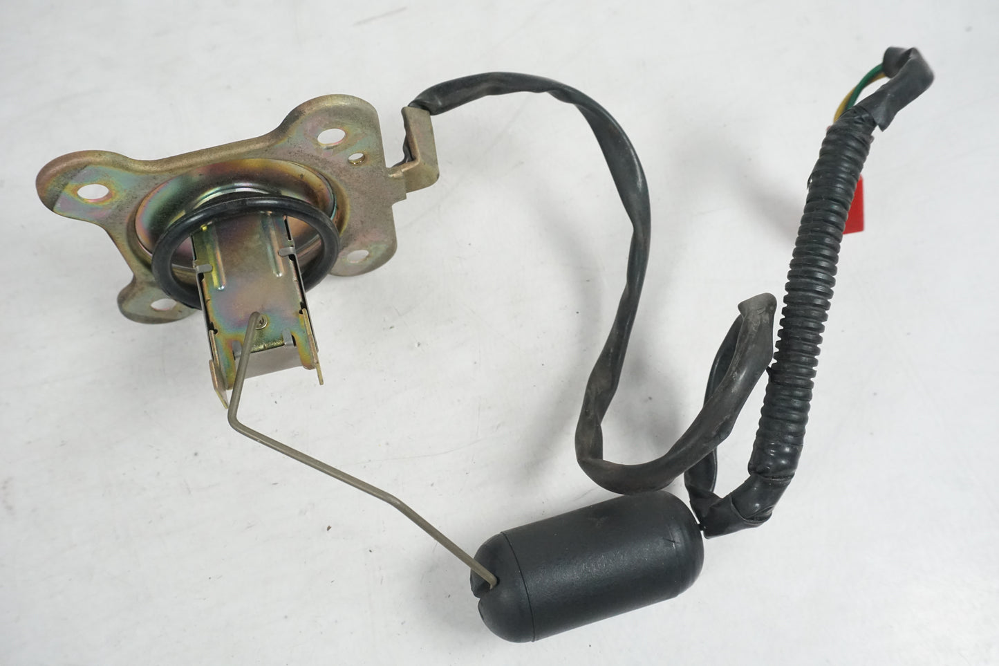 Vänster sida på Bensintankgivare från en Honda VF 750 S -1982 motorcykel.