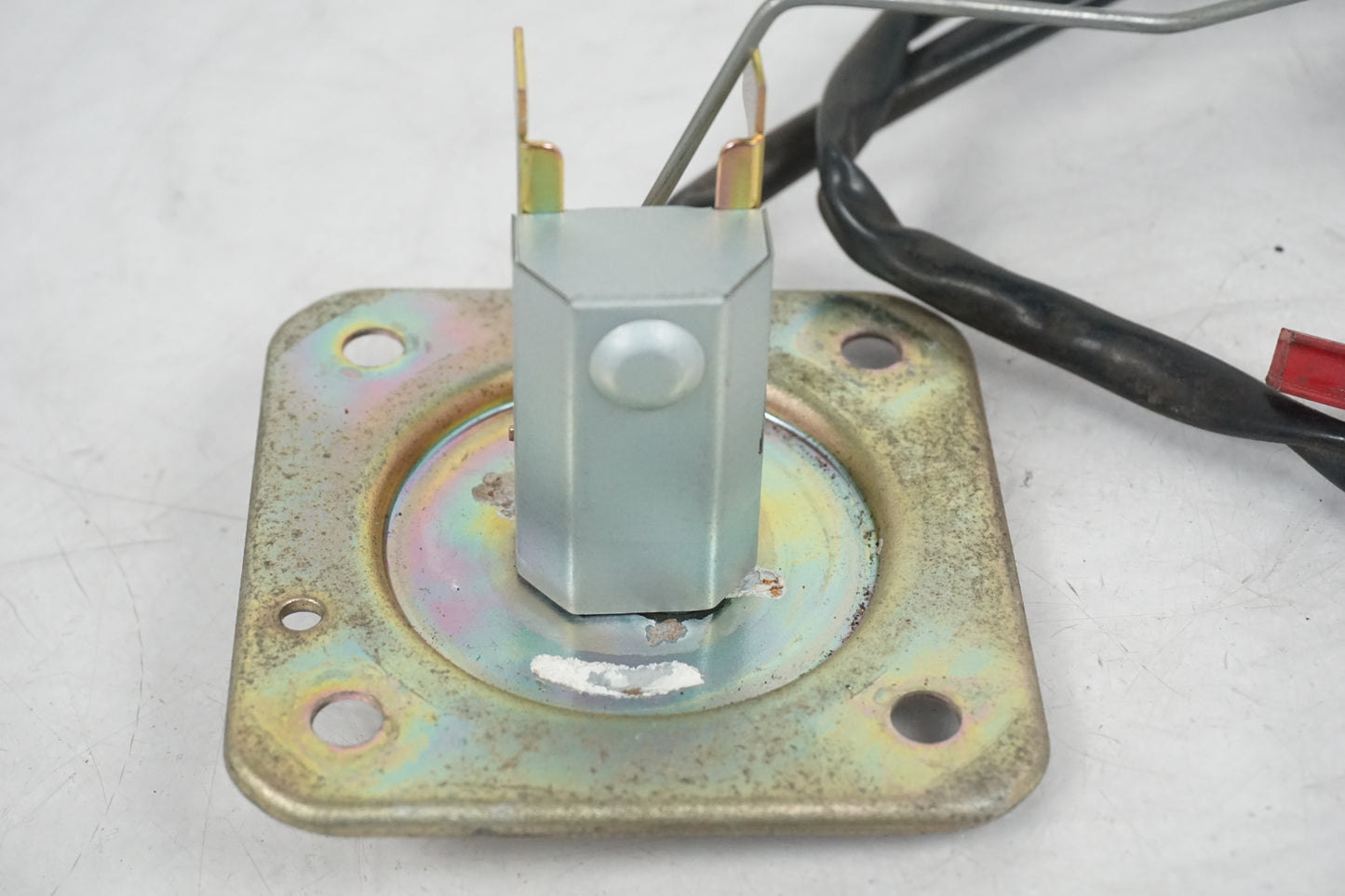 Snett uppifrån på Bensintankgivare från en Honda CBR 1000 F -1993 motorcykel.