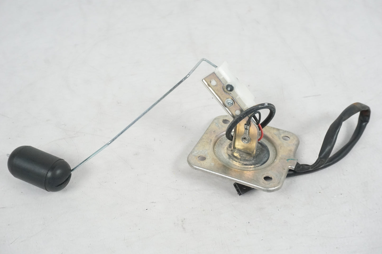 Snett uppifrån på Bensintankgivare från en Honda CBF 125 -2010 motorcykel.