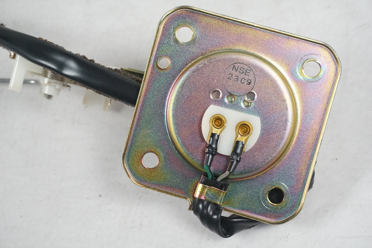 Snett nerifrån på Bensintankgivare från en Honda VFR 800 -2000 motorcykel.