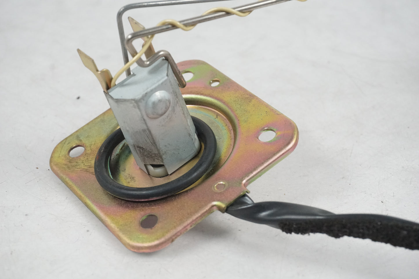 Extrabild1 på Bensintankgivare från en Honda CBR 1100 XX -1998 motorcykel.