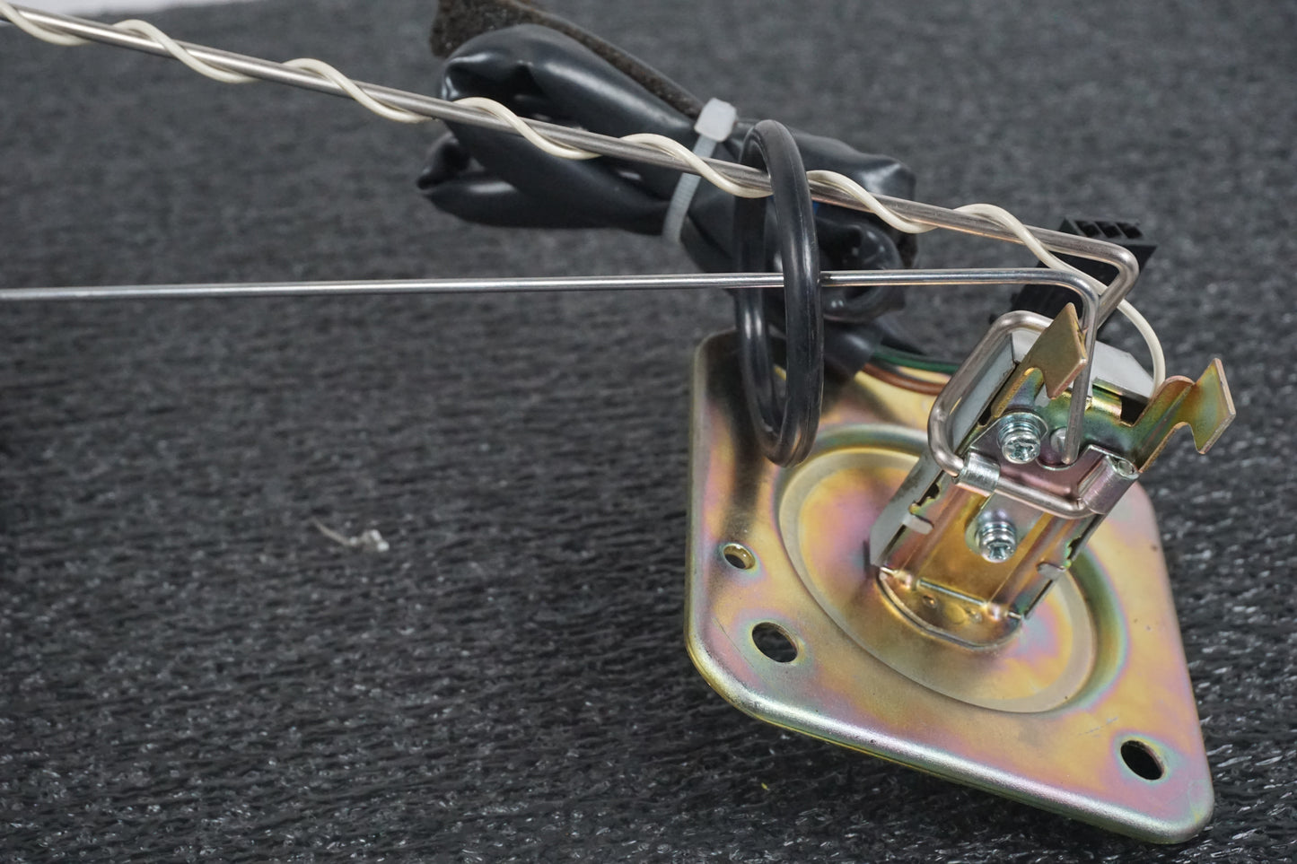 Snett nerifrån på Bensintankgivare från en Honda CBR 1100 XX -1998 motorcykel.