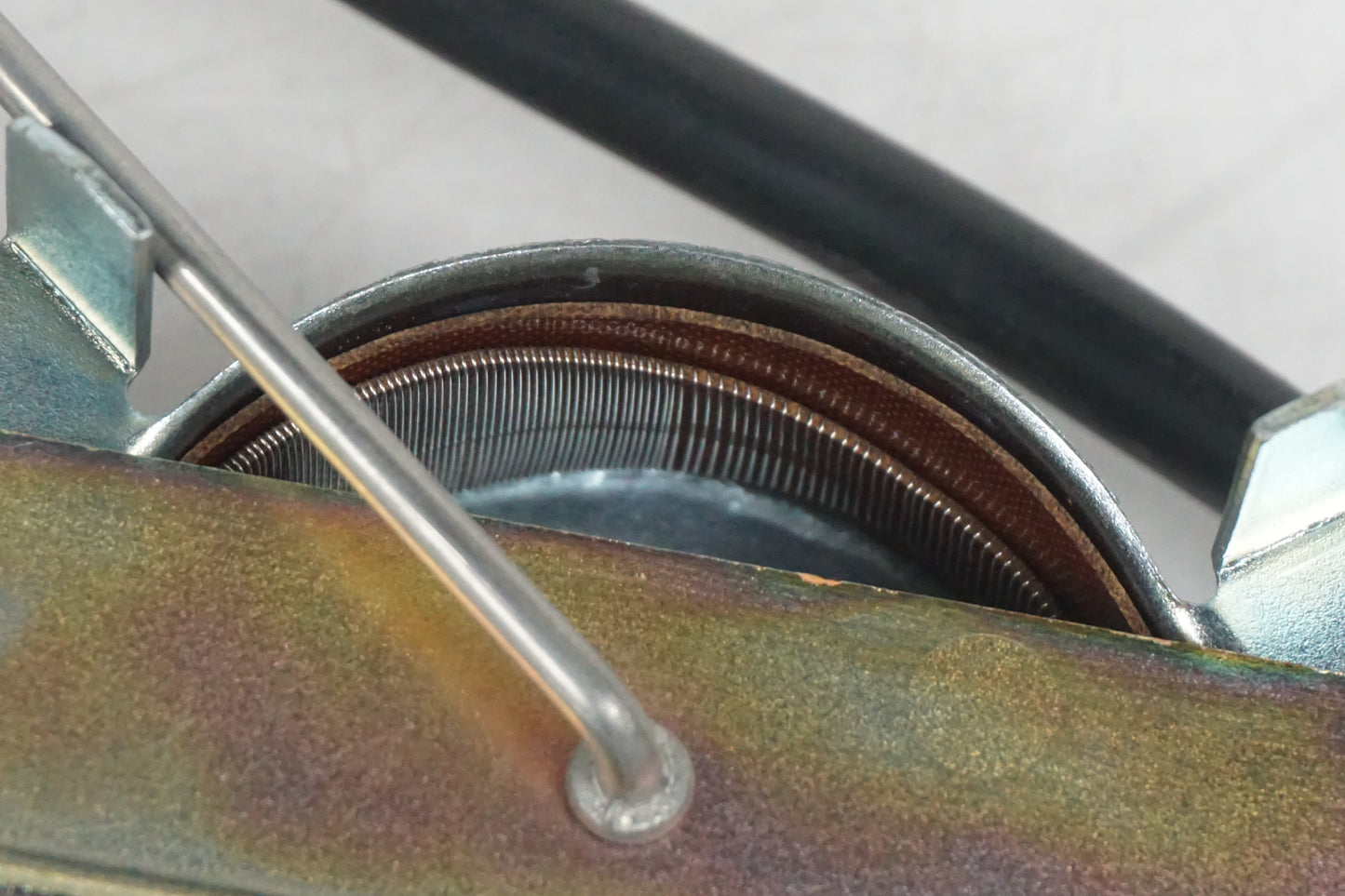 Snett nerifrån på Bensintankgivare från en Kawasaki ZZR 1100 -1998 motorcykel.