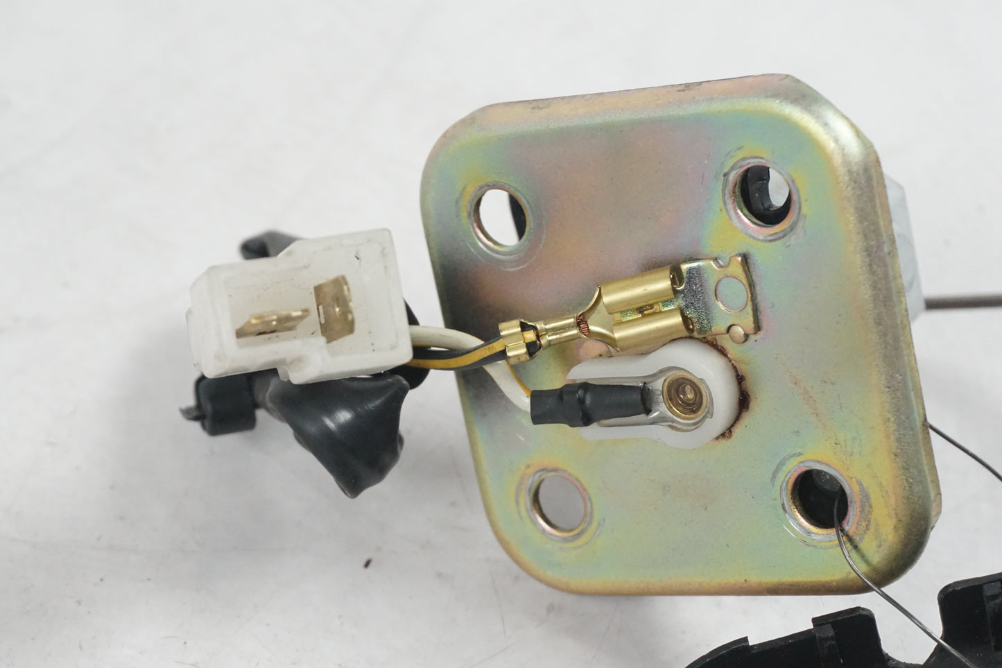 Snett nerifrån på Bensintankgivare från en Kawasaki VN 1500 -1999 motorcykel.