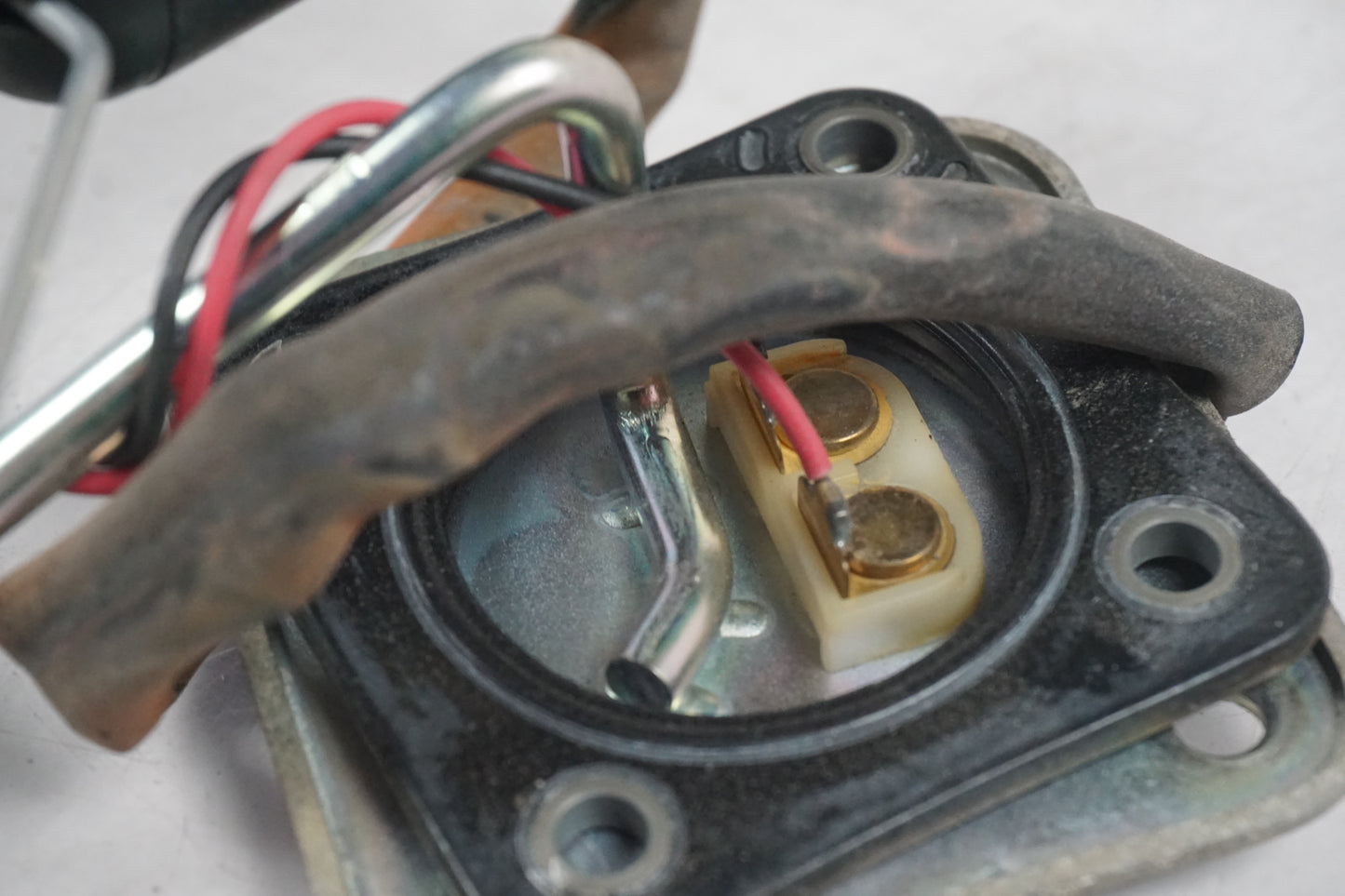 Vänster sida på Bensintankgivare från en Kawasaki ER-6N -2010 motorcykel.