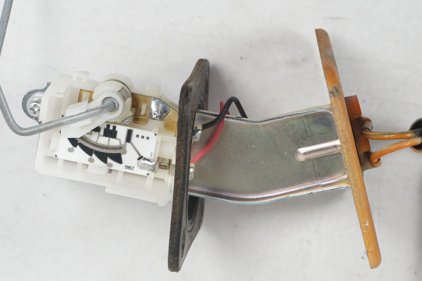 Snett uppifrån på Bensintankgivare från en Kawasaki Z 750 -2008 motorcykel.