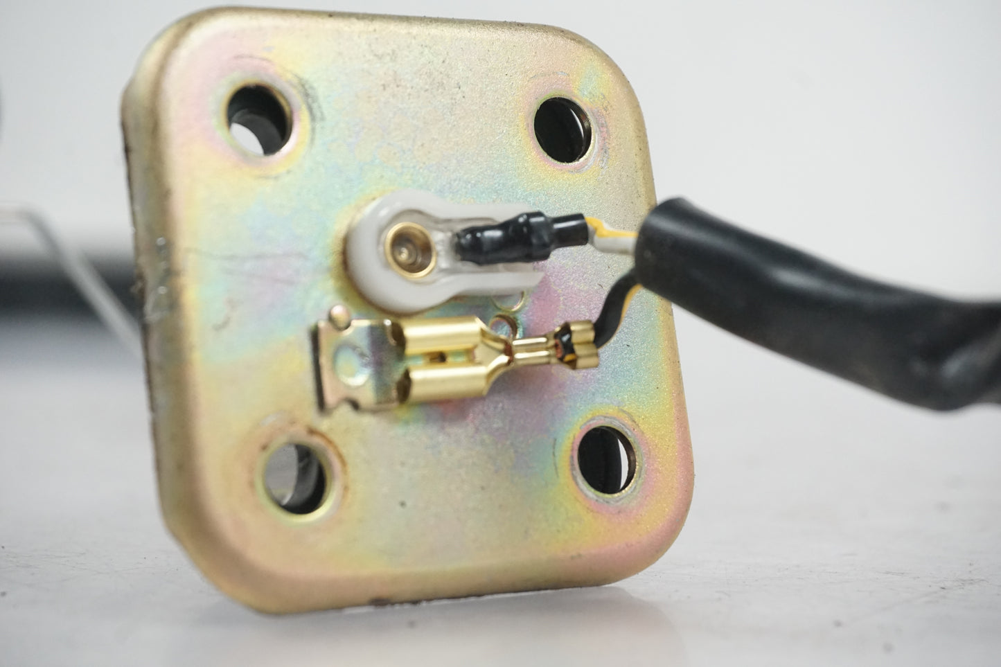 Snett nerifrån på Bensintankgivare från en Kawasaki ZR-7 -2002 motorcykel.