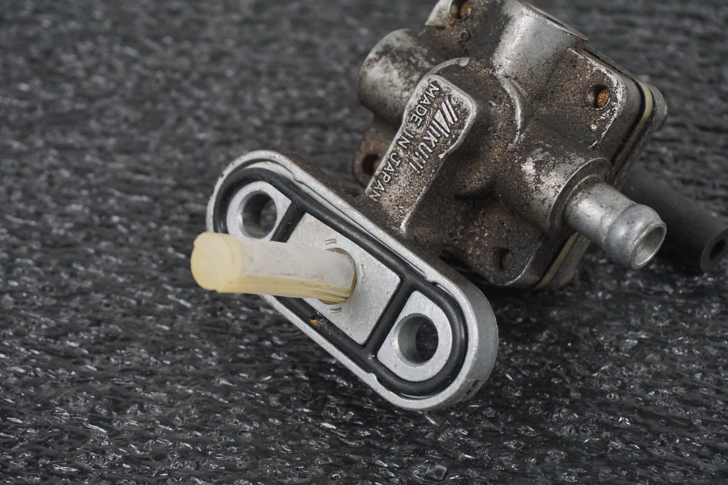 Vänster sida på Bensinkran från en Suzuki VL 800 -2004 motorcykel.