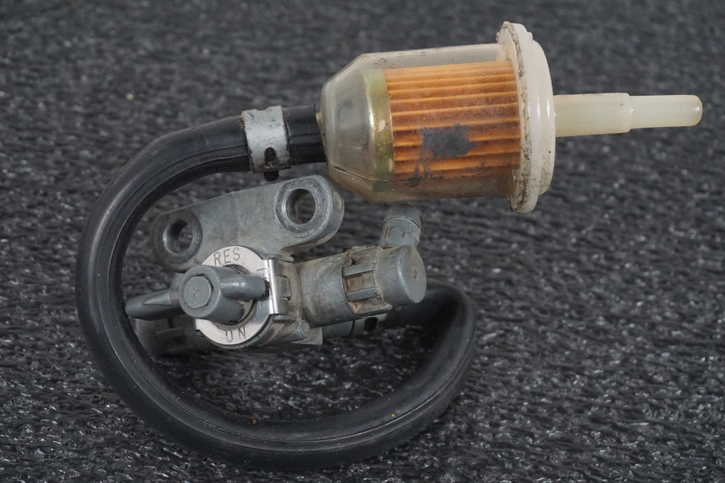 Höger sida på Bensinkran från en Suzuki DR 750 S -1989 motorcykel.