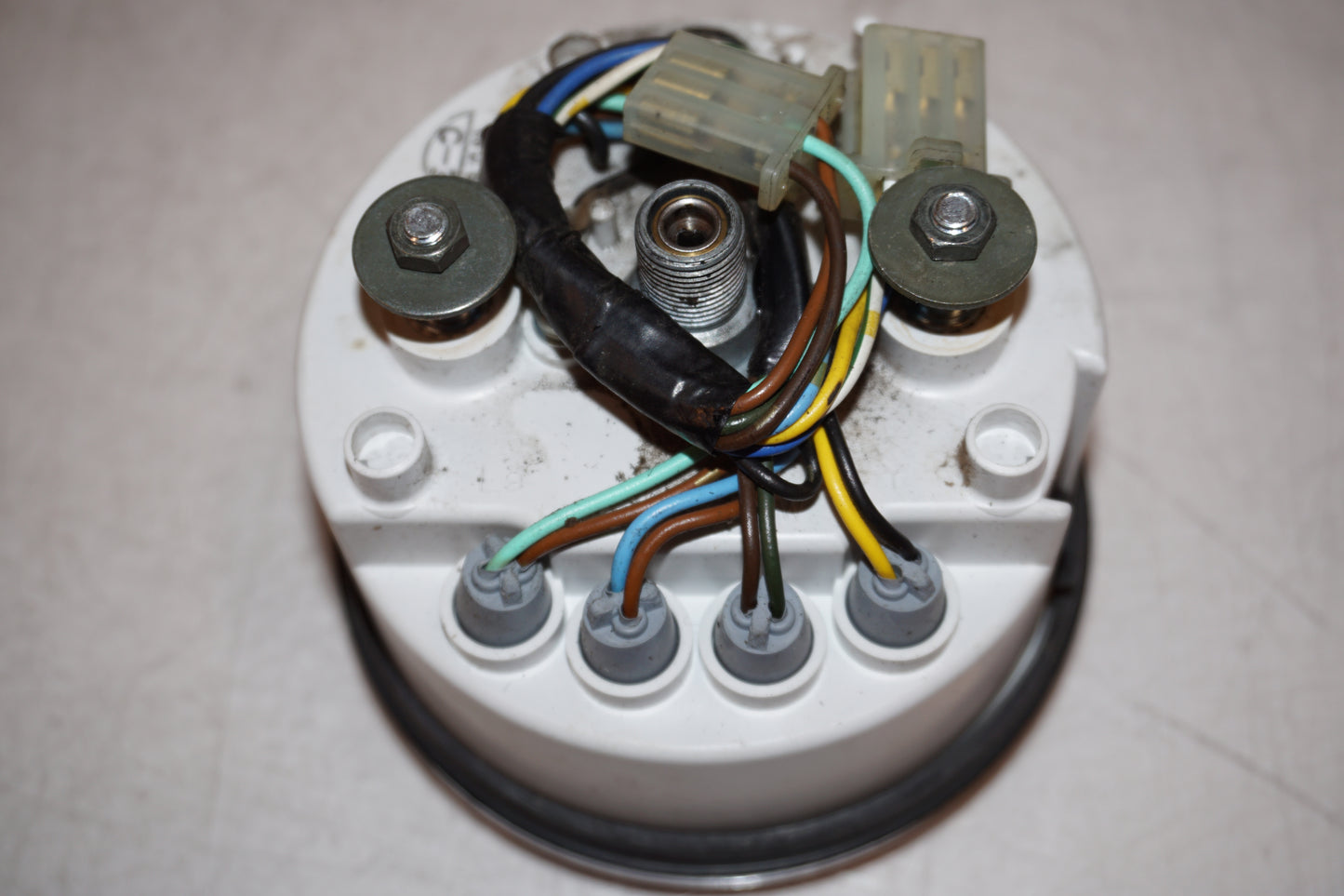 Snett nerifrån på Hastighetsmätare från en Yamaha XVS 650 -1999 motorcykel.