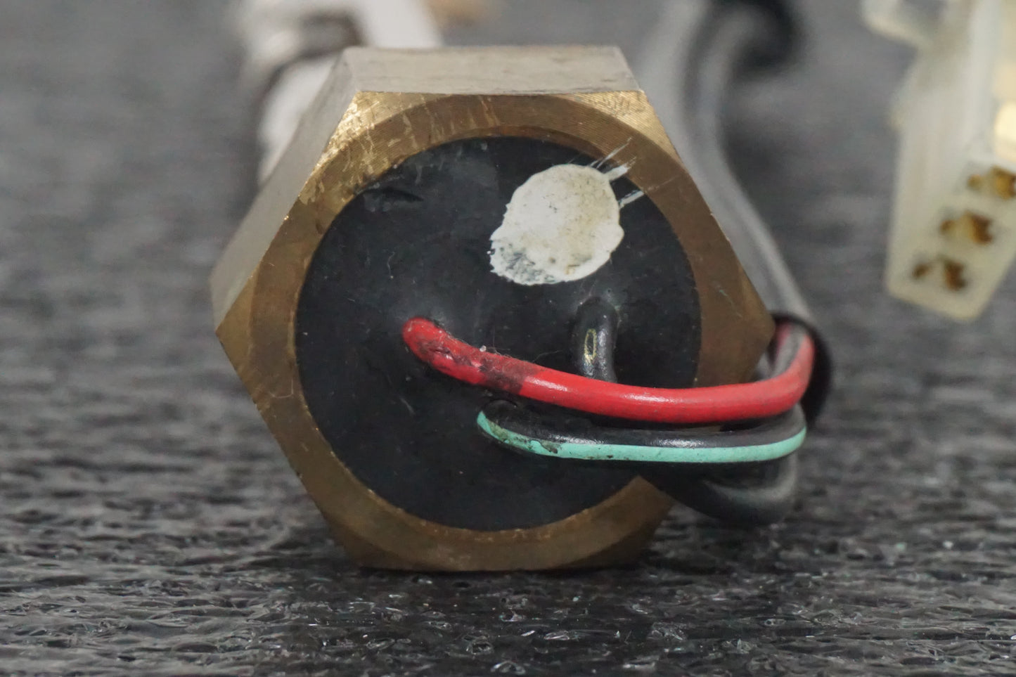 Snett uppifrån på Bensintankgivare från en Suzuki SV 650 -2001 motorcykel.