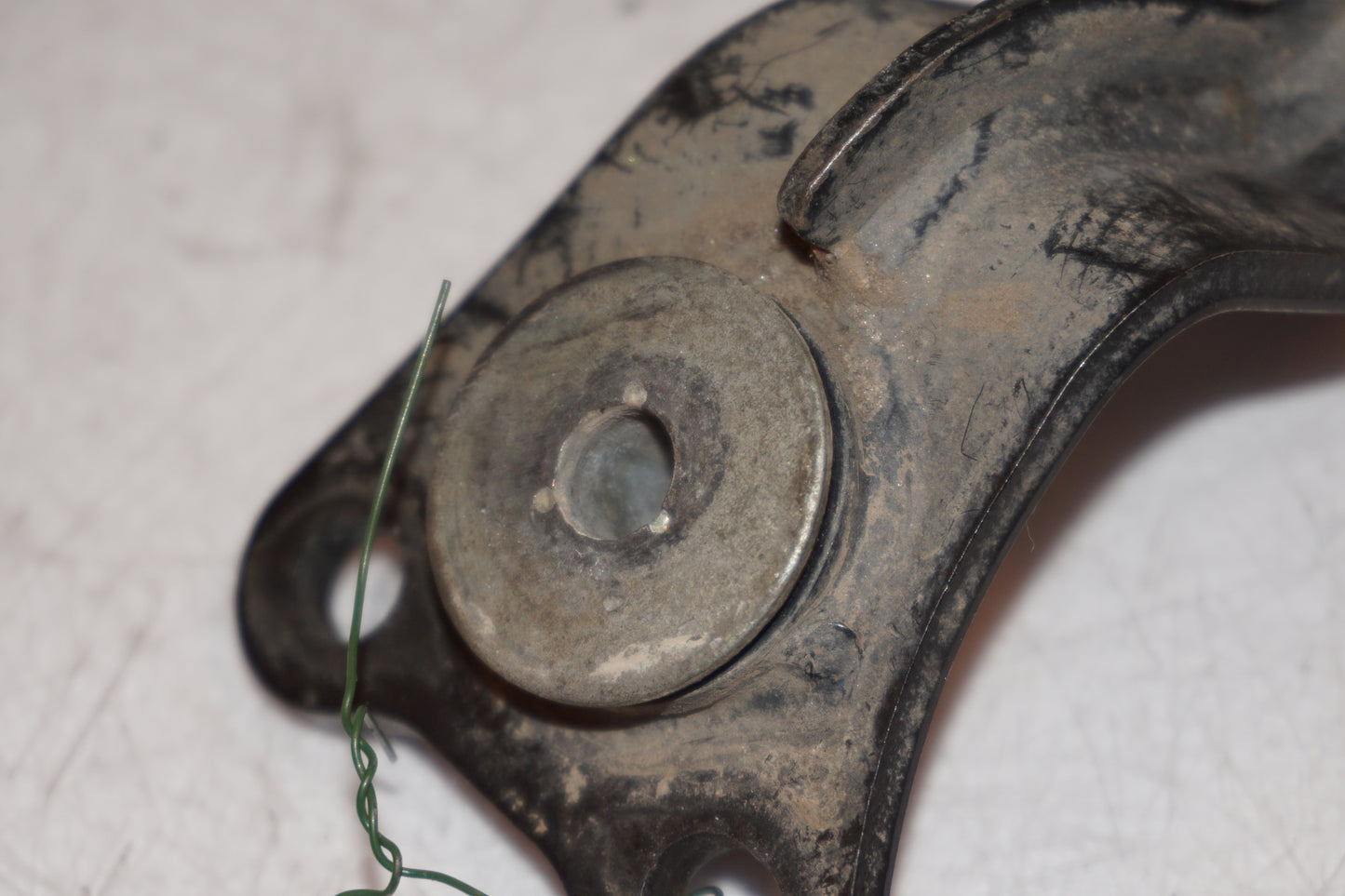 Snett nerifrån på Fotpinne från en Suzuki DRZ 400 -2005 motorcykel.