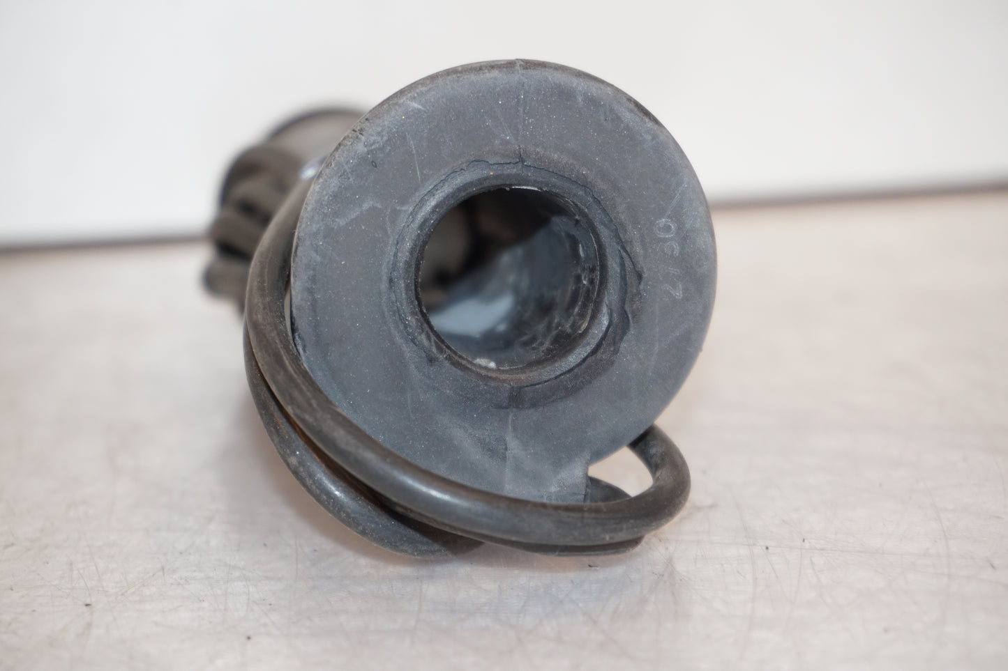 Snett nerifrån på Gasreglage från en Yamaha XT 1200 Z -2011 motorcykel.