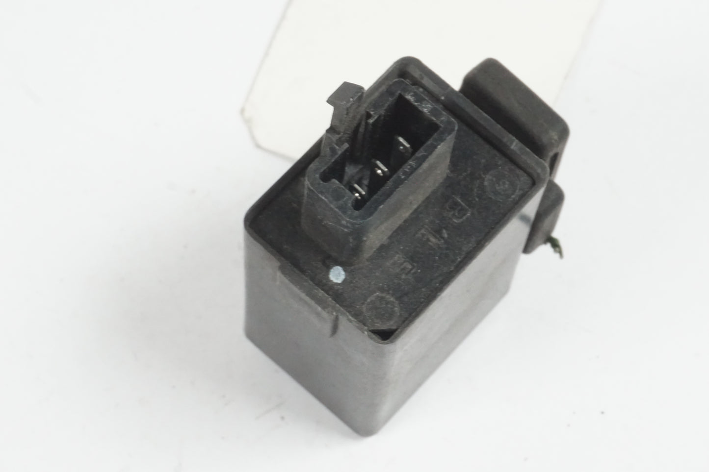 Vänster sida på Blinkersrelä från en Honda VT 1100 C -2000 motorcykel.