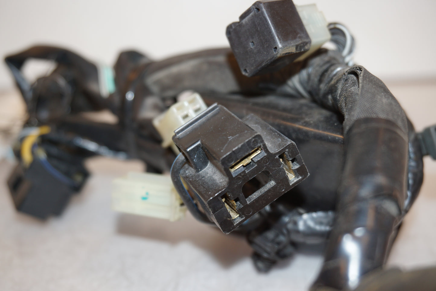 Snett uppifrån på Kablage från en Suzuki DL 1000 -2004 motorcykel.