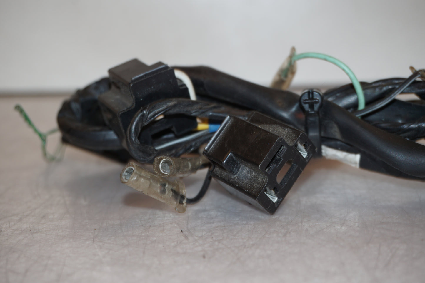 Snett uppifrån på Kablage från en Suzuki GSX-R 1100 -1993 motorcykel.