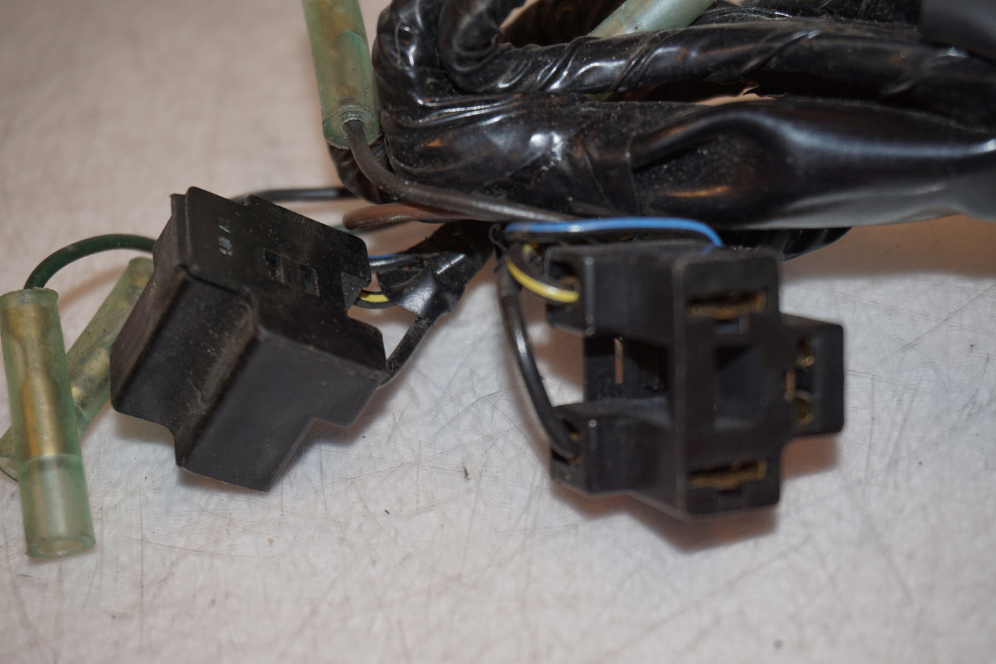 Snett nerifrån på Kablage från en Yamaha YZF R6 -2000 motorcykel.