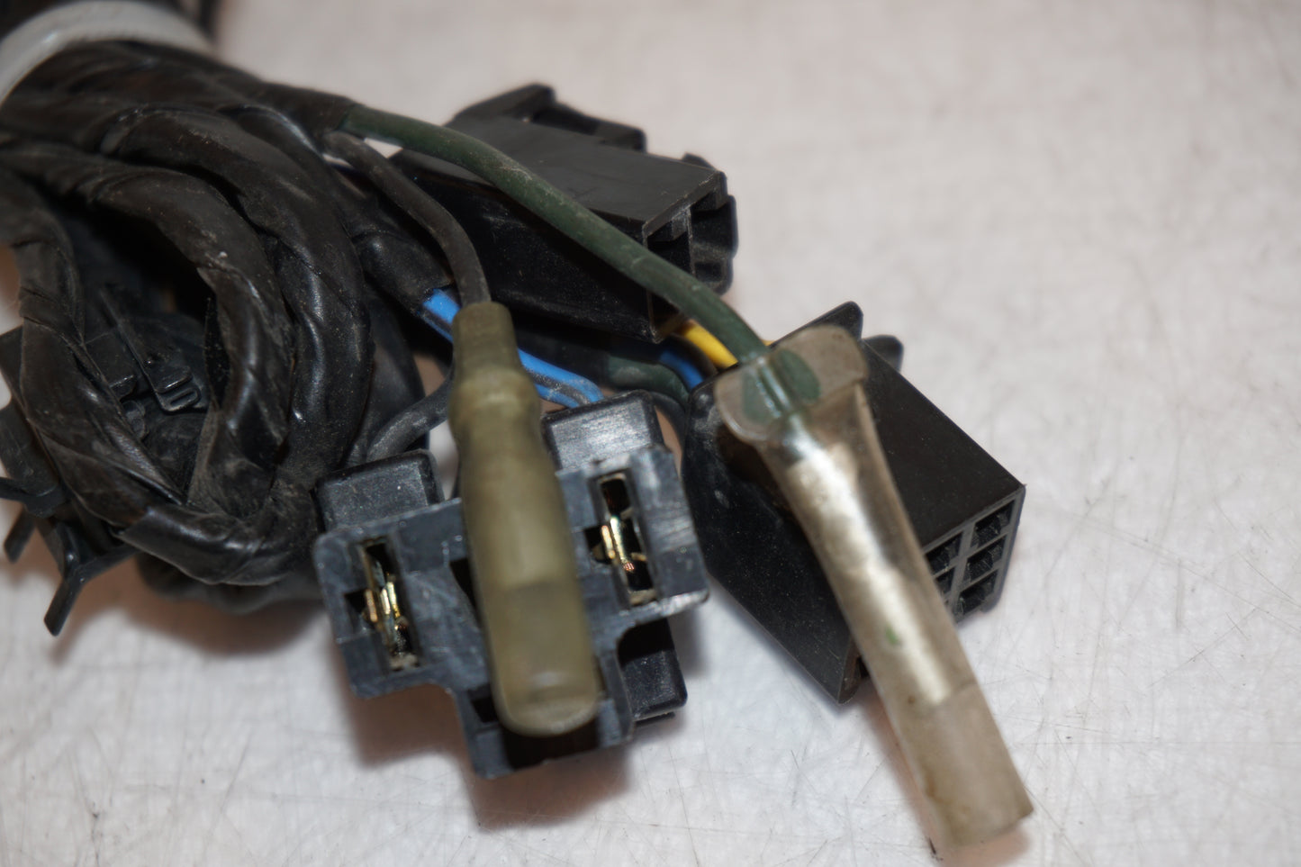 Snett nerifrån på Kablage från en Yamaha YZF 1000 R -1998 motorcykel.