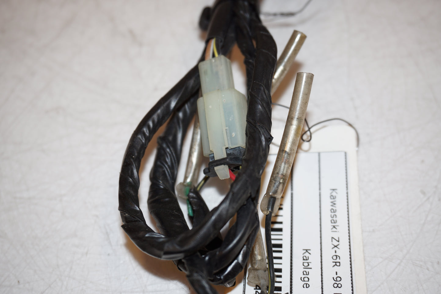 Snett nerifrån på Kablage från en Kawasaki ZX-6R -1998 motorcykel.