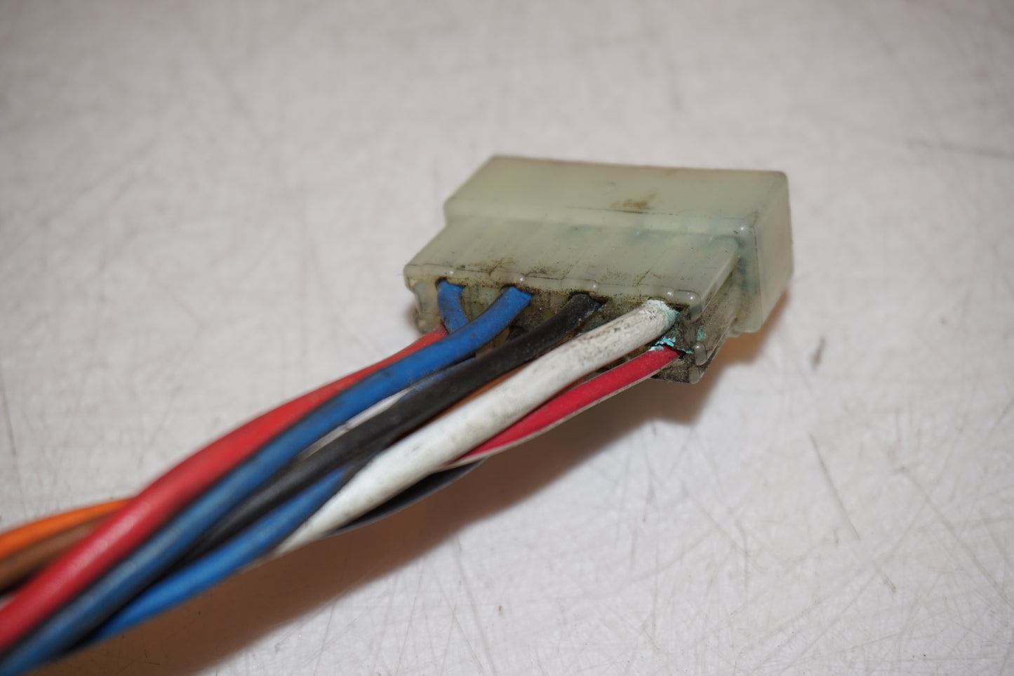 Snett nerifrån på Säkringsbox från en Triumph Legend TT -2001 motorcykel.