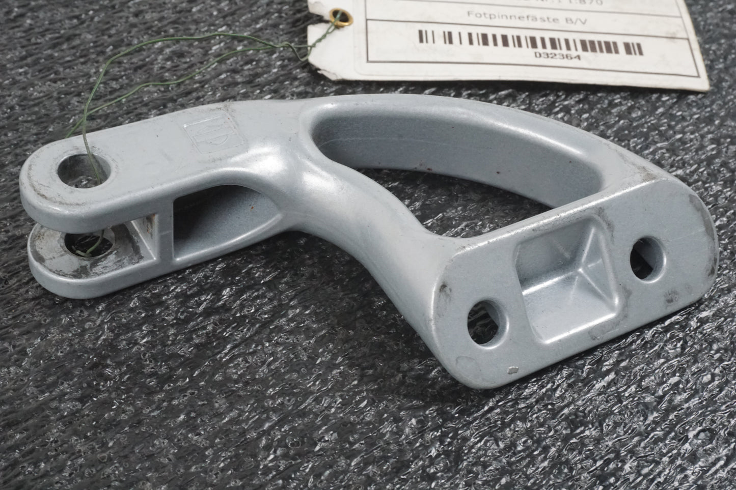 Höger sida på Fotpinnefäste från en H-D V-Rod 1130 -2002 motorcykel.