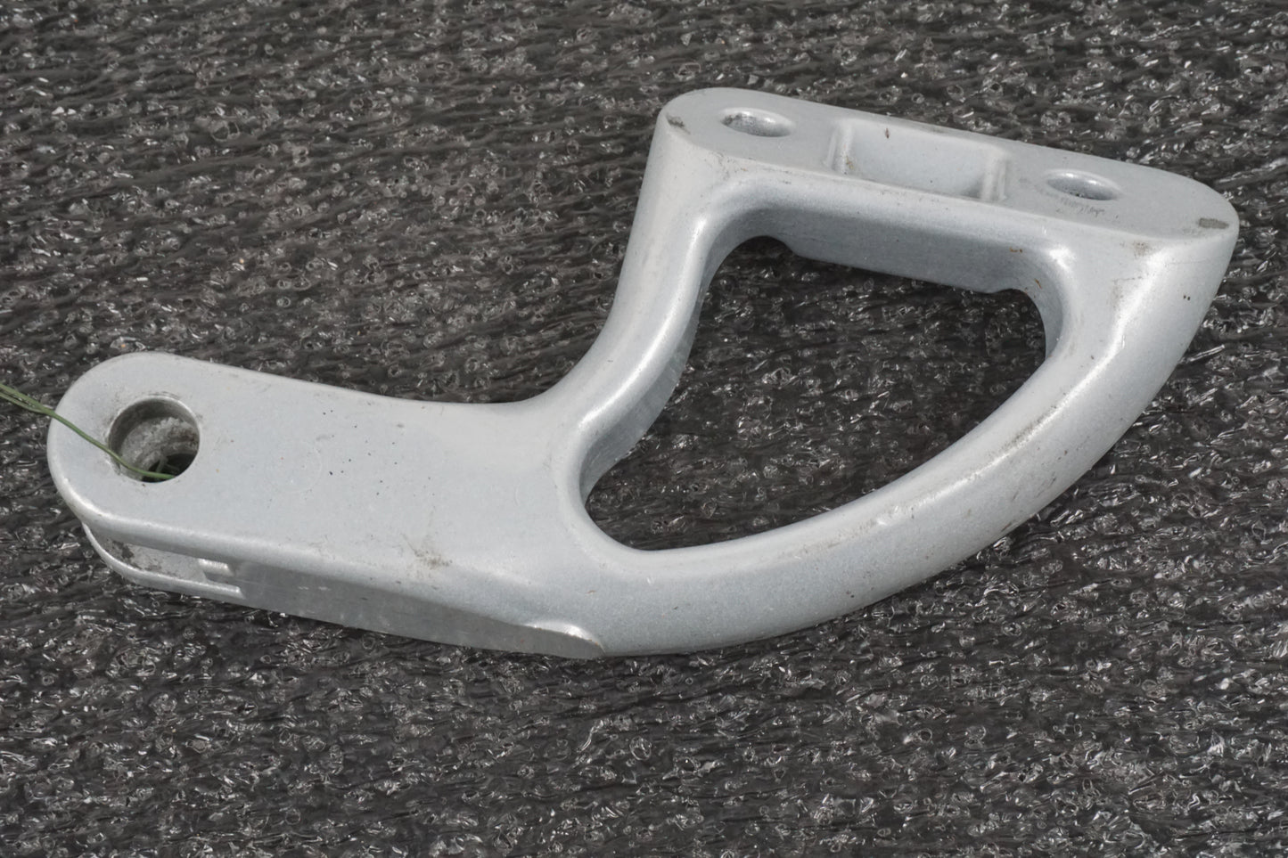 Vänster sida på Fotpinnefäste från en H-D V-Rod 1130 -2002 motorcykel.