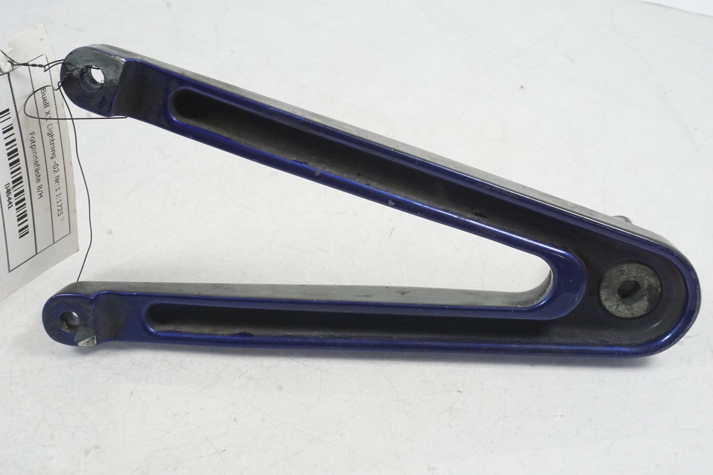 Extrabild2 på Fotpinnefäste från en Buell X1 Lightning -2002 motorcykel.