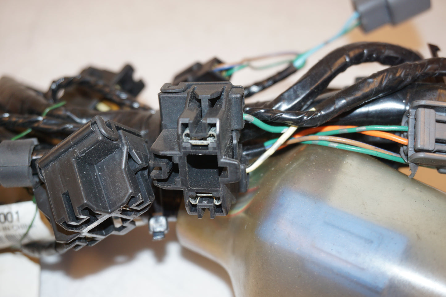 Snett nerifrån på Kablage från en Honda VFR 800 -2008 motorcykel.