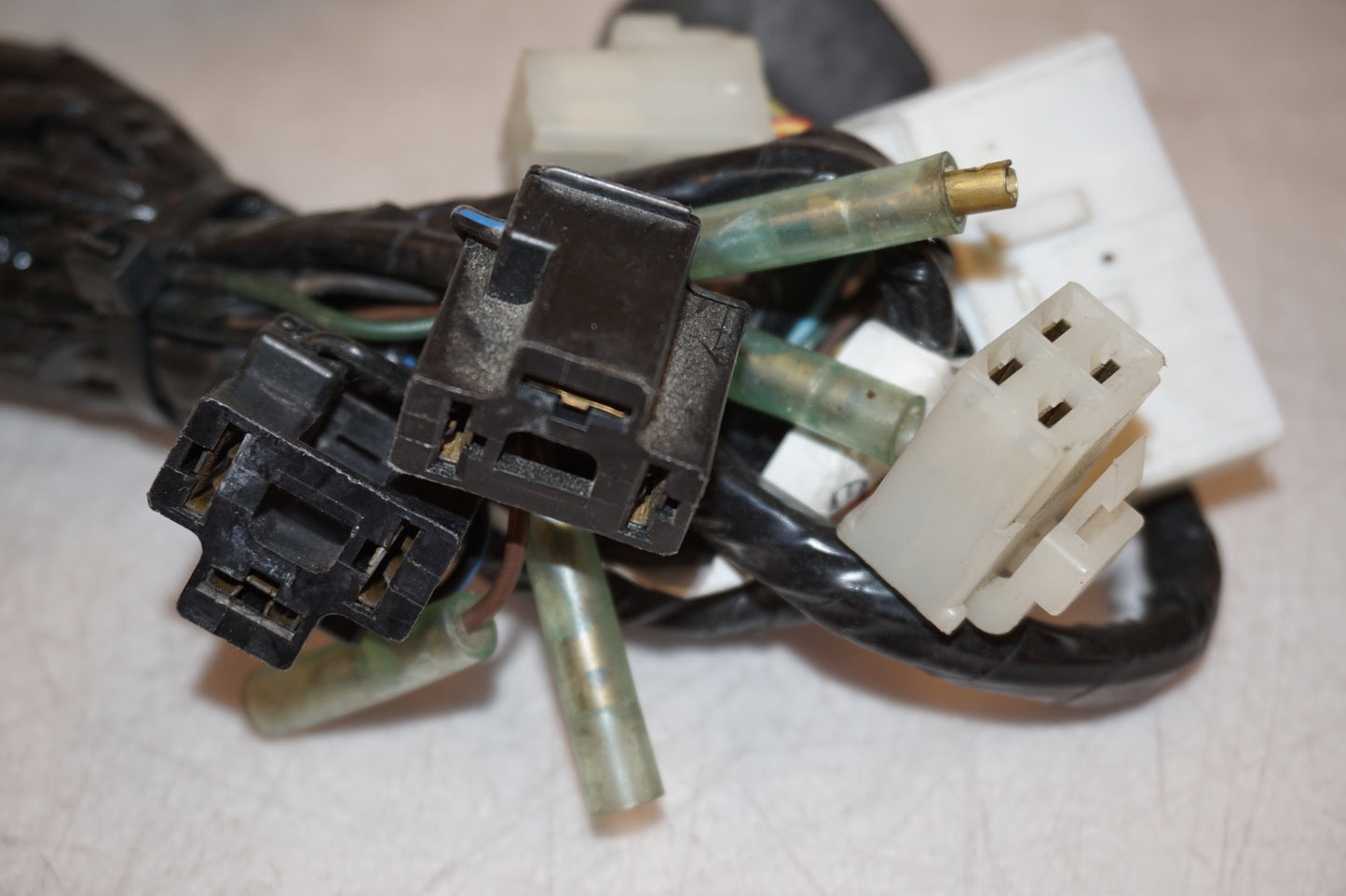 Snett nerifrån på Kablage från en Yamaha YZF R6 -2000 motorcykel.