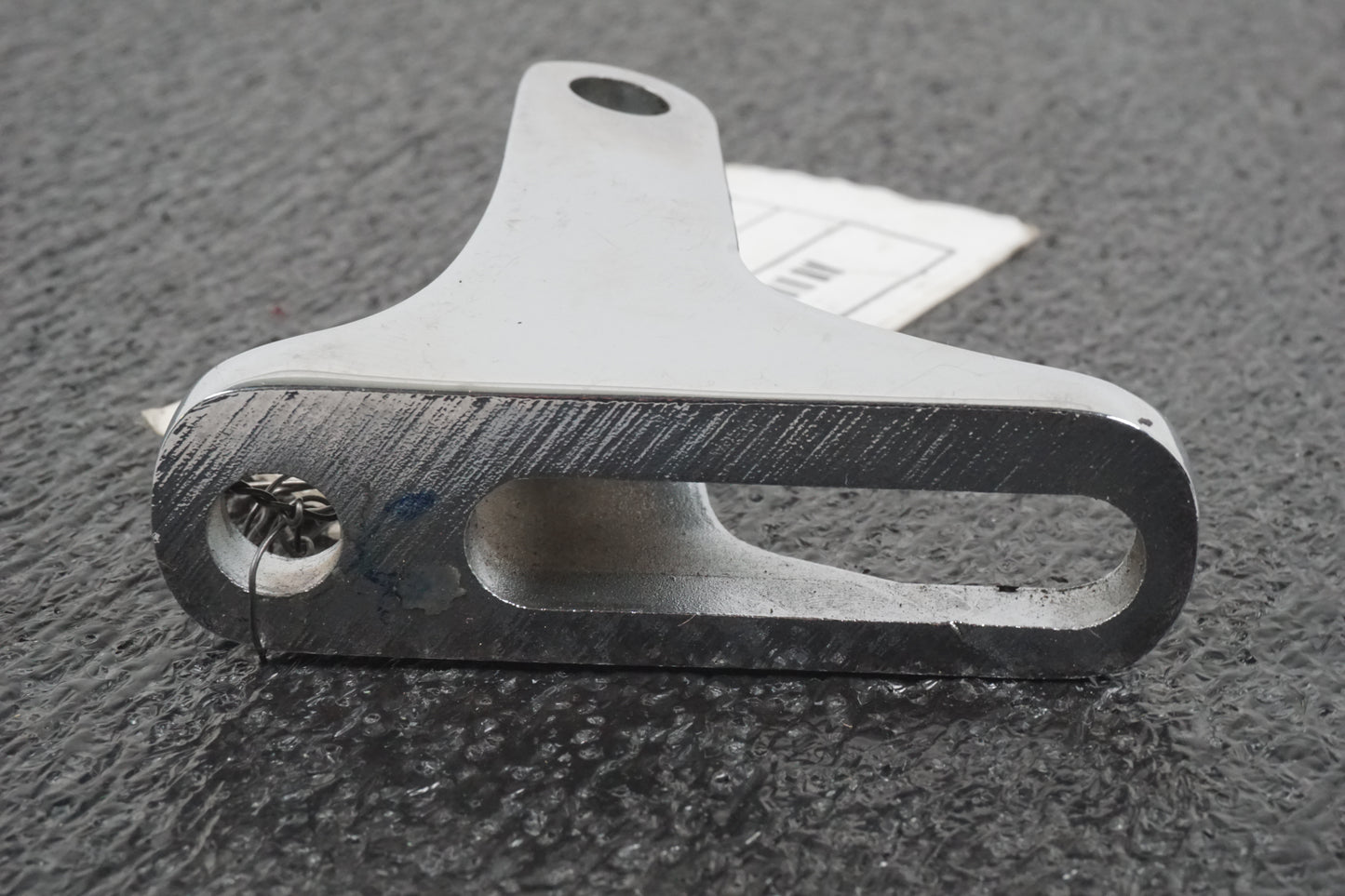 Snett nerifrån på Fotpinnefäste från en H-D Street Glide FLHX -2016 motorcykel.