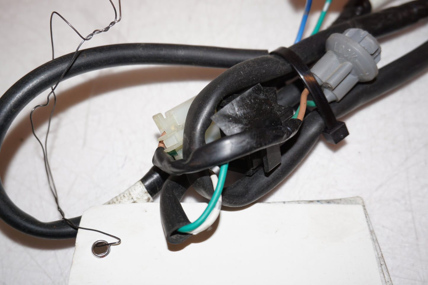 Snett uppifrån på Kablage från en Honda CBR 125 R -2008 motorcykel.