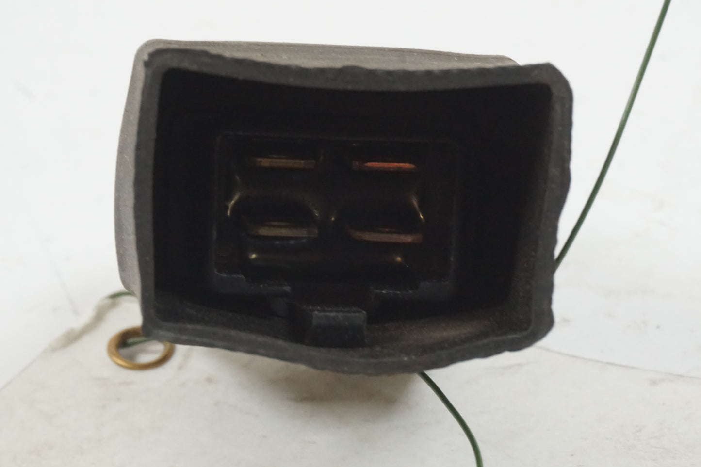 Höger sida på Relä från en Honda CBR 900 RR -2000 motorcykel.