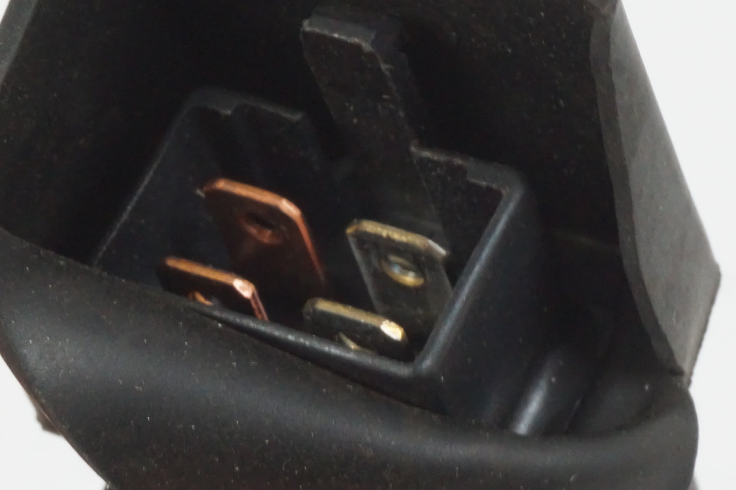 Vänster sida på Relä från en Honda CBR 900 RR -1997 motorcykel.