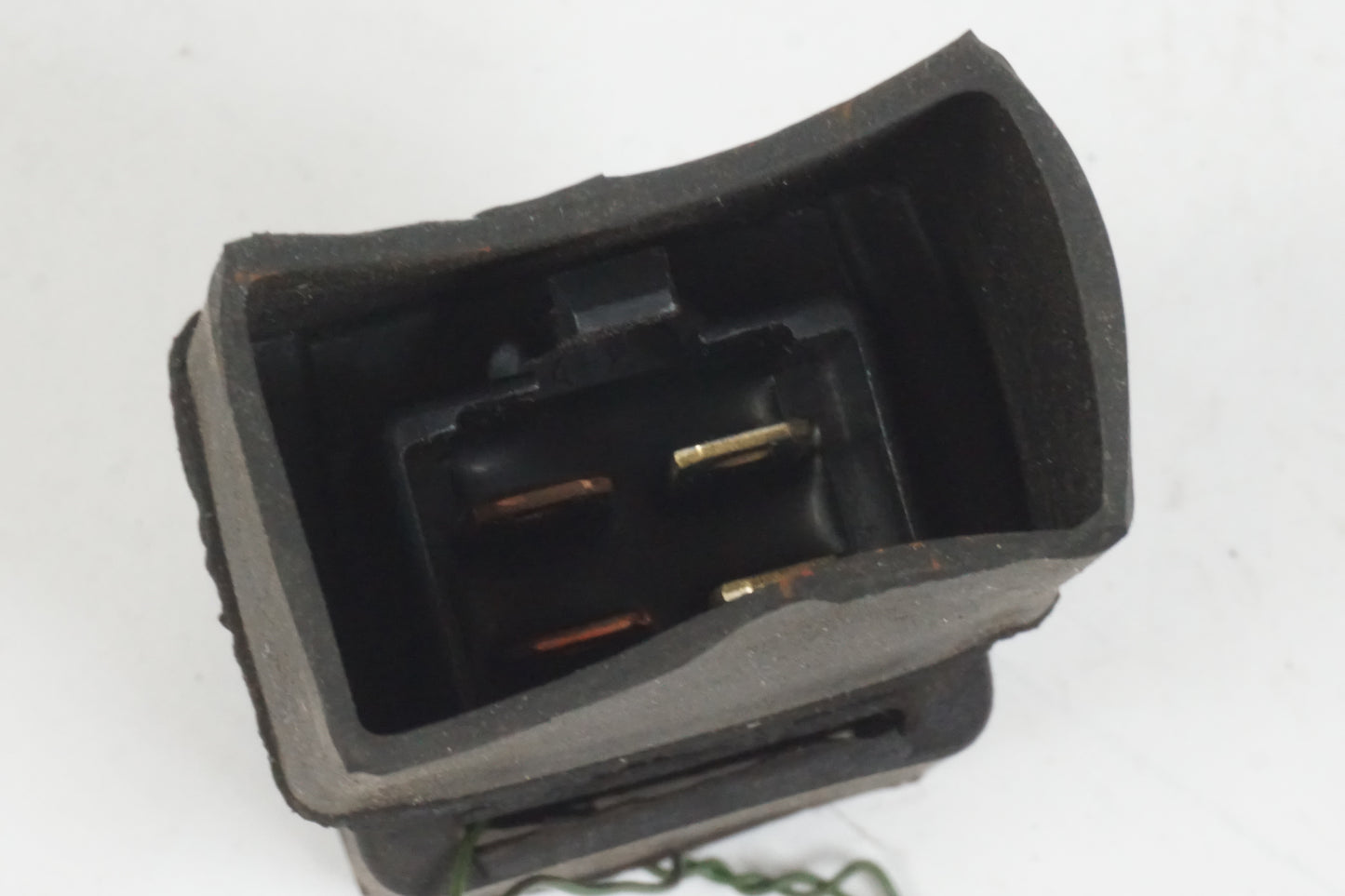 Höger sida på Relä från en Honda CBR 900 RR -2000 motorcykel.