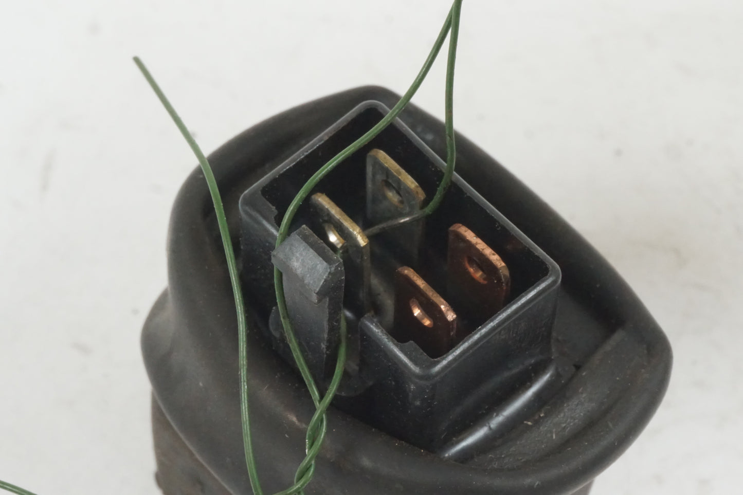 Vänster sida på Relä från en Honda CB 1300 F -2004 motorcykel.