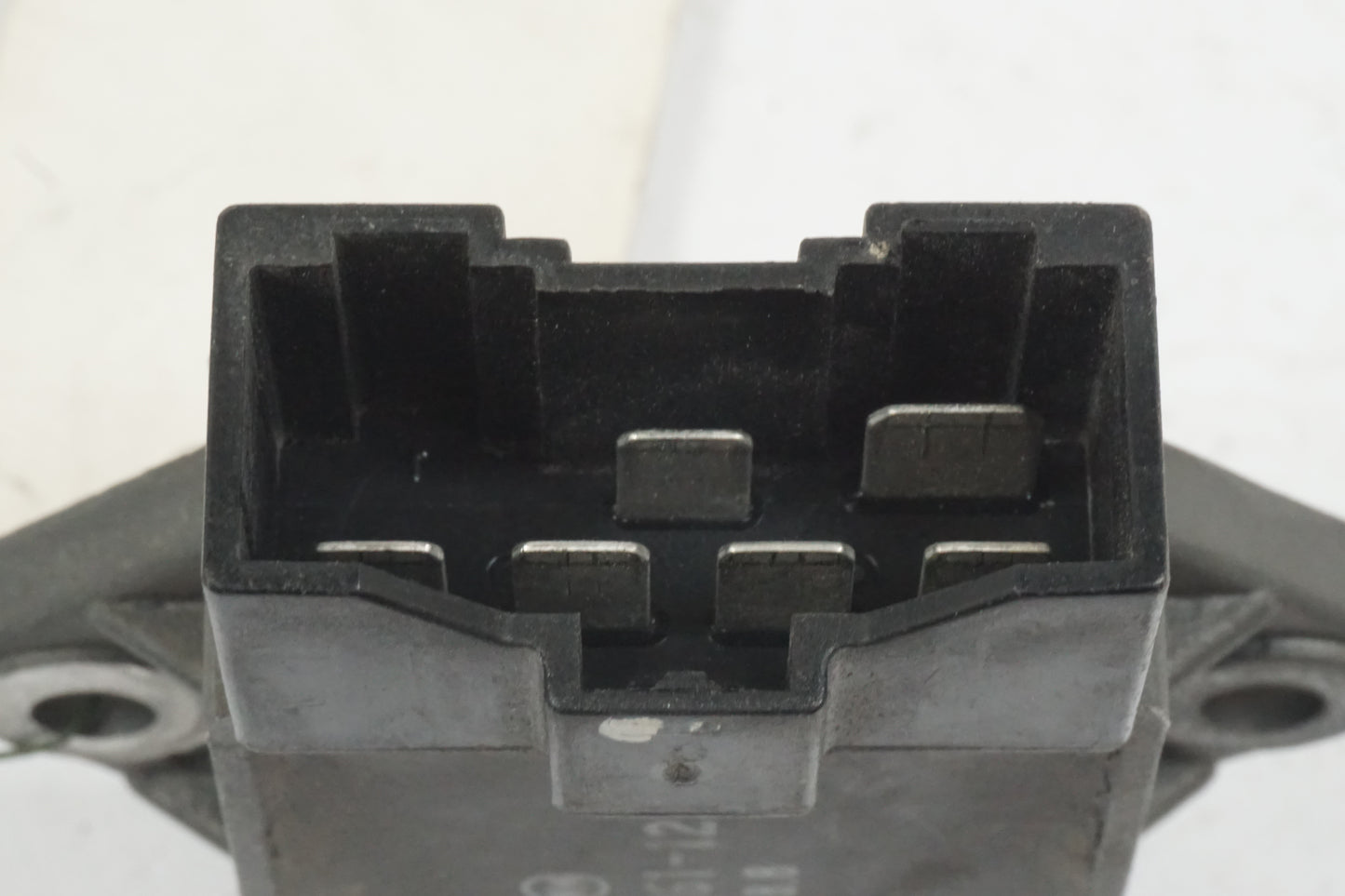 Vänster sida på Likriktare från en Honda CB 750 SF -1999 motorcykel.