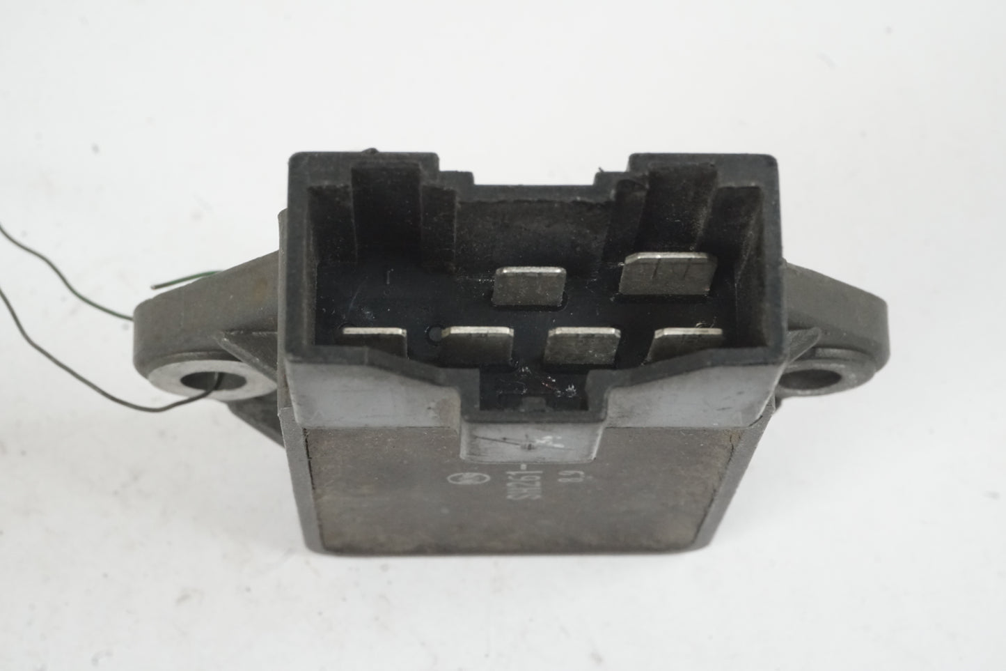 Vänster sida på Likriktare från en Honda CB 750 SF -1999 motorcykel.