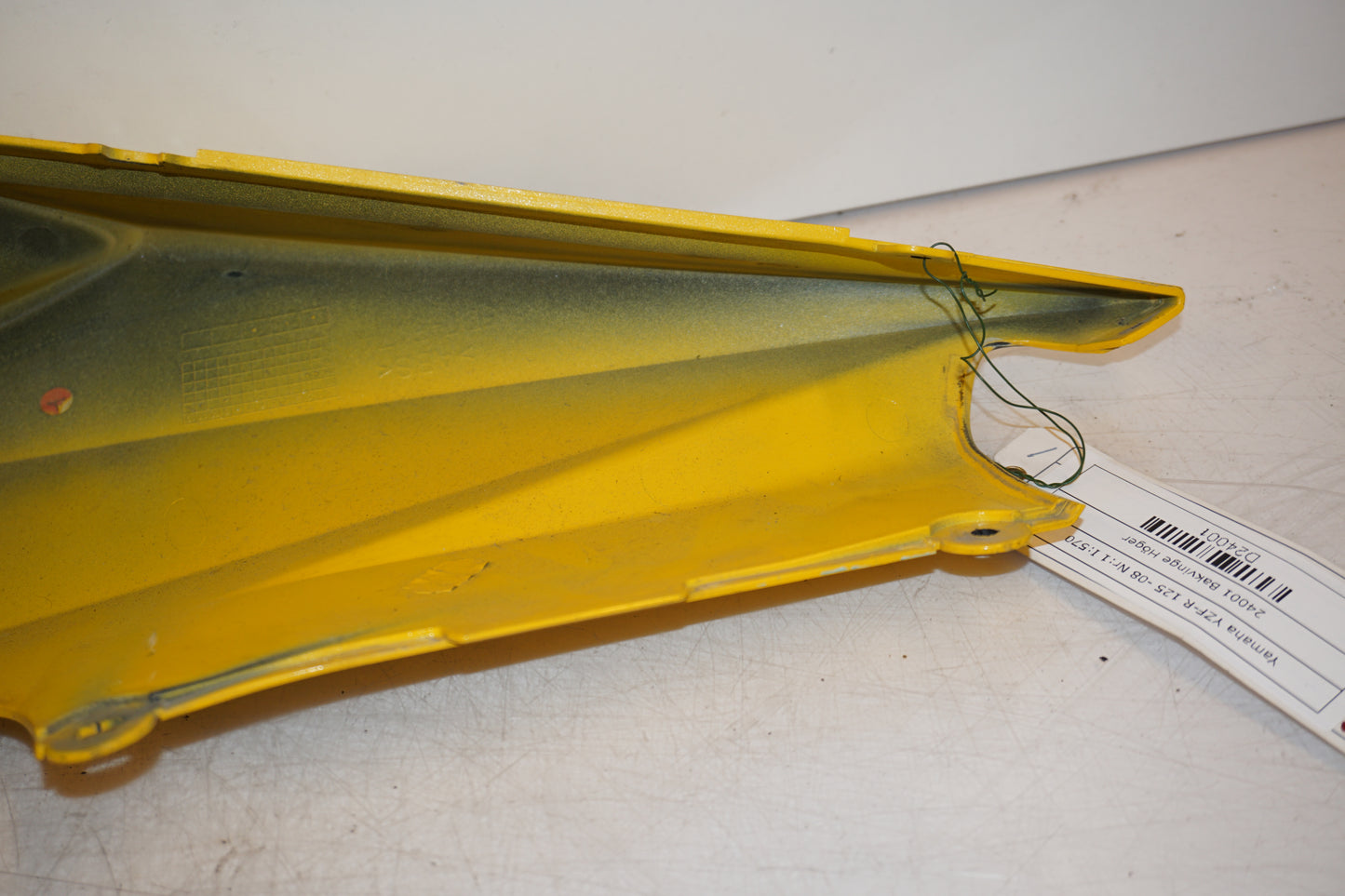 Snett nerifrÄn pÄ Bakvinge frÄn en Yamaha YZF-R 125 -2008 motorcykel.