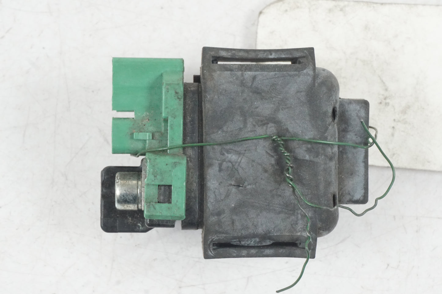 Höger sida på Startrelä från en Honda CB 600 Hornet -2002 motorcykel.