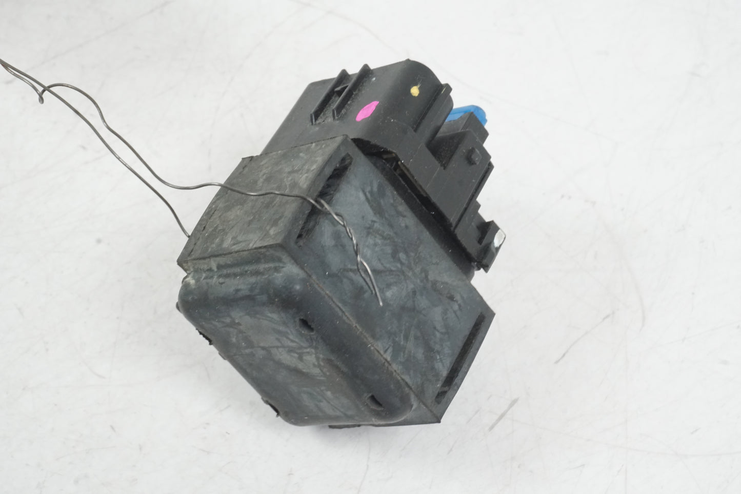 Vänster sida på Startrelä från en Honda CRF 1000 Africa Twin -2016 motorcykel.