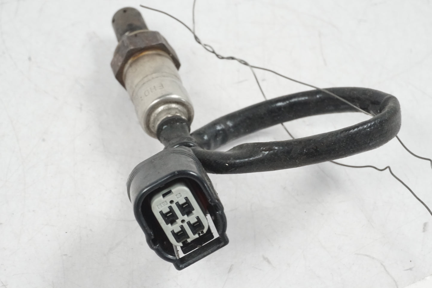 Vänster sida på Lambdasond från en Honda CRF 1000 Africa Twin -2016 motorcykel.