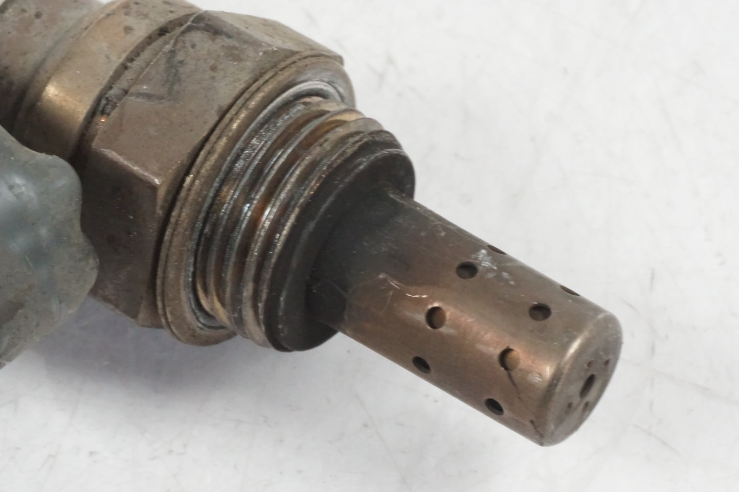 Höger sida på Lambdasond från en Honda CB 500 F -2013 motorcykel.