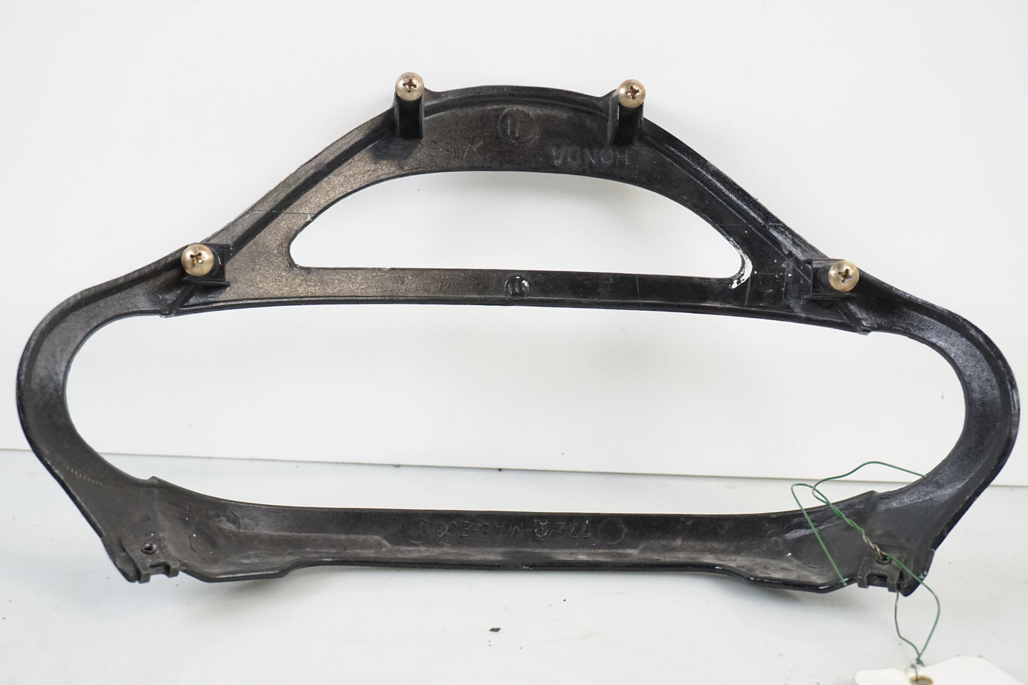 Snett nerifrån på Baklampplast från en Honda CBR 900 RR -1998 motorcykel.