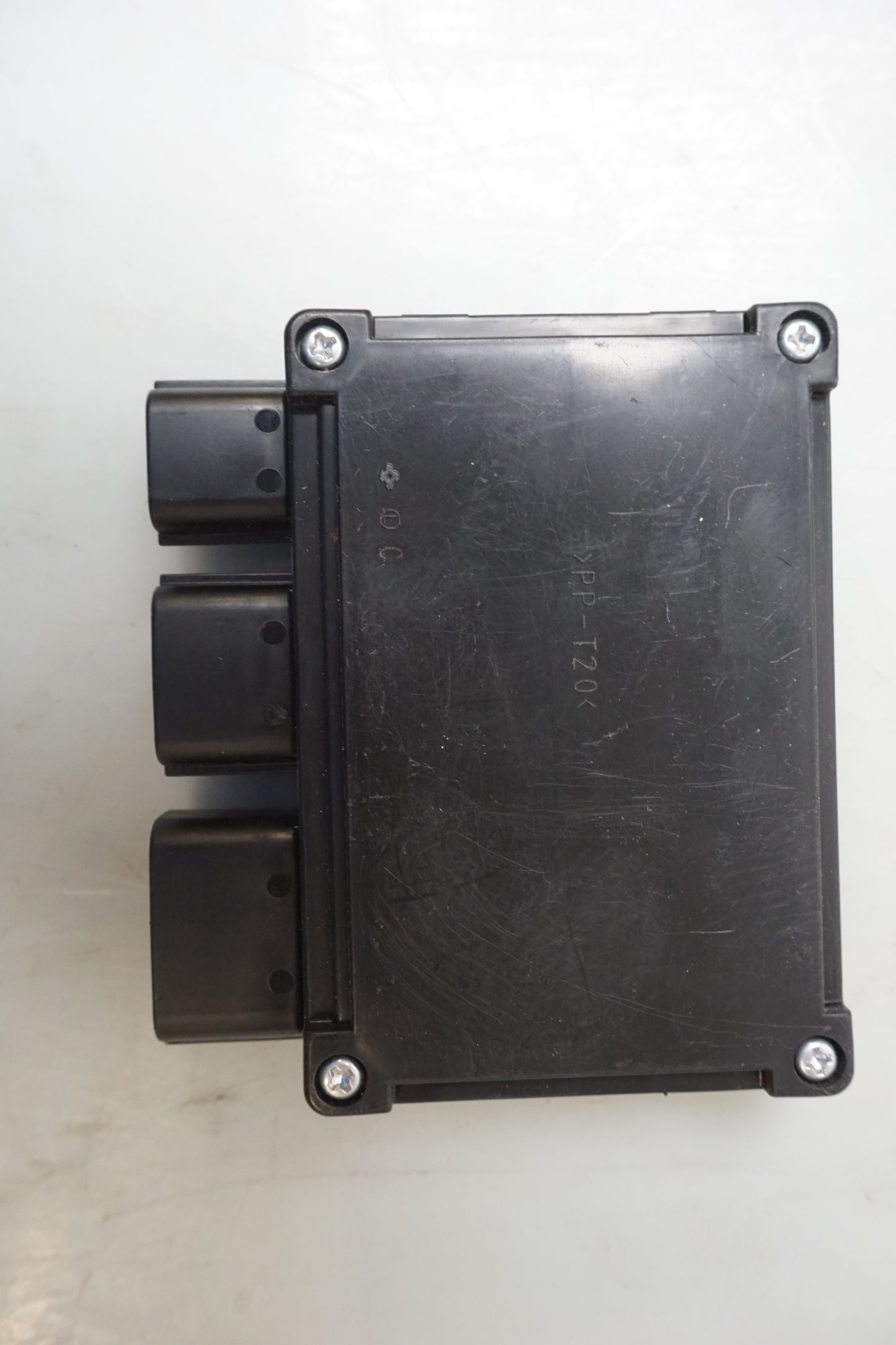 Baksidan på Relä från en Kawasaki GTR 1400 -2008 motorcykel.