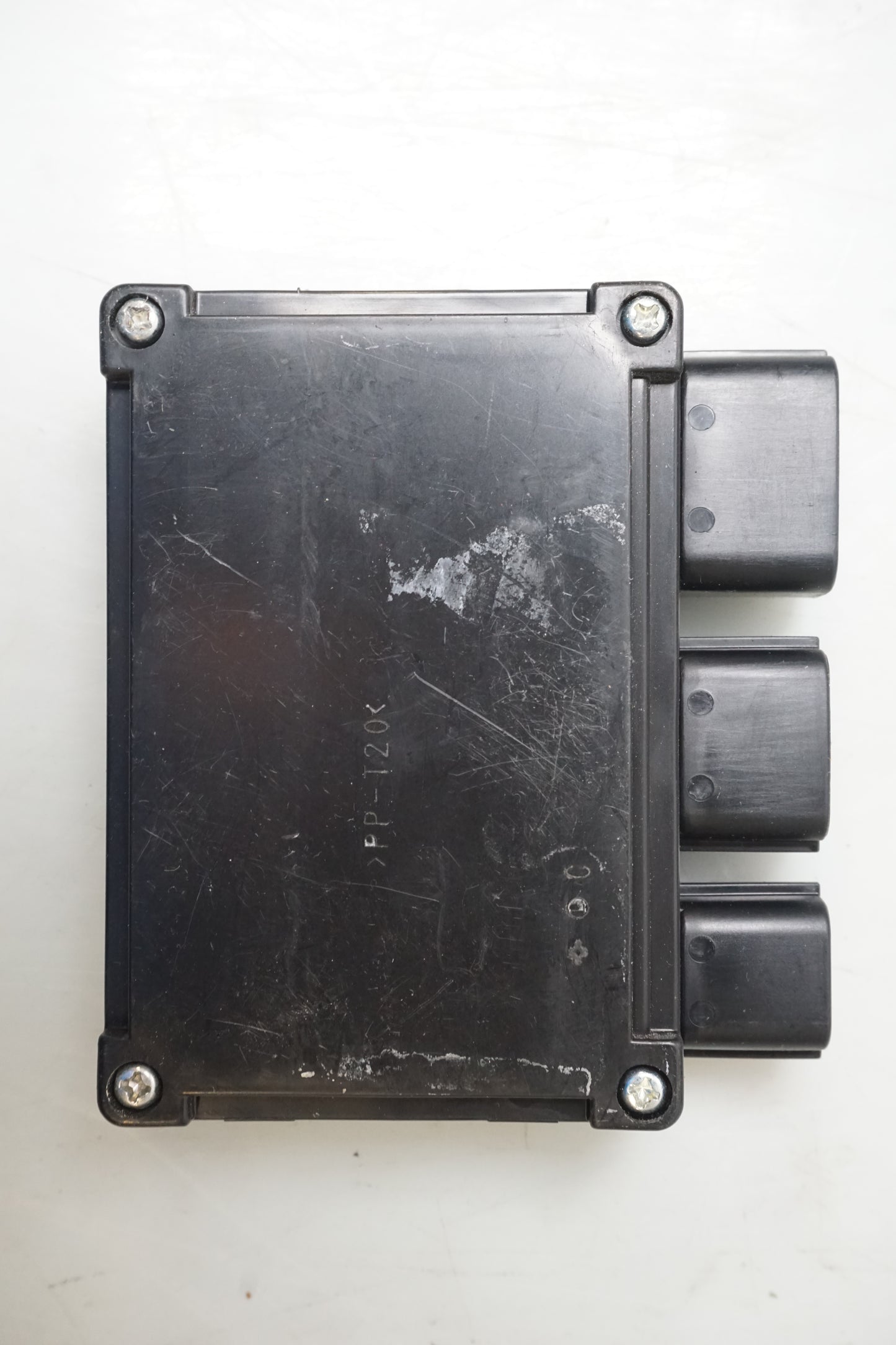 Baksidan på Reläbox från en Kawasaki Z 900 -2017 motorcykel.