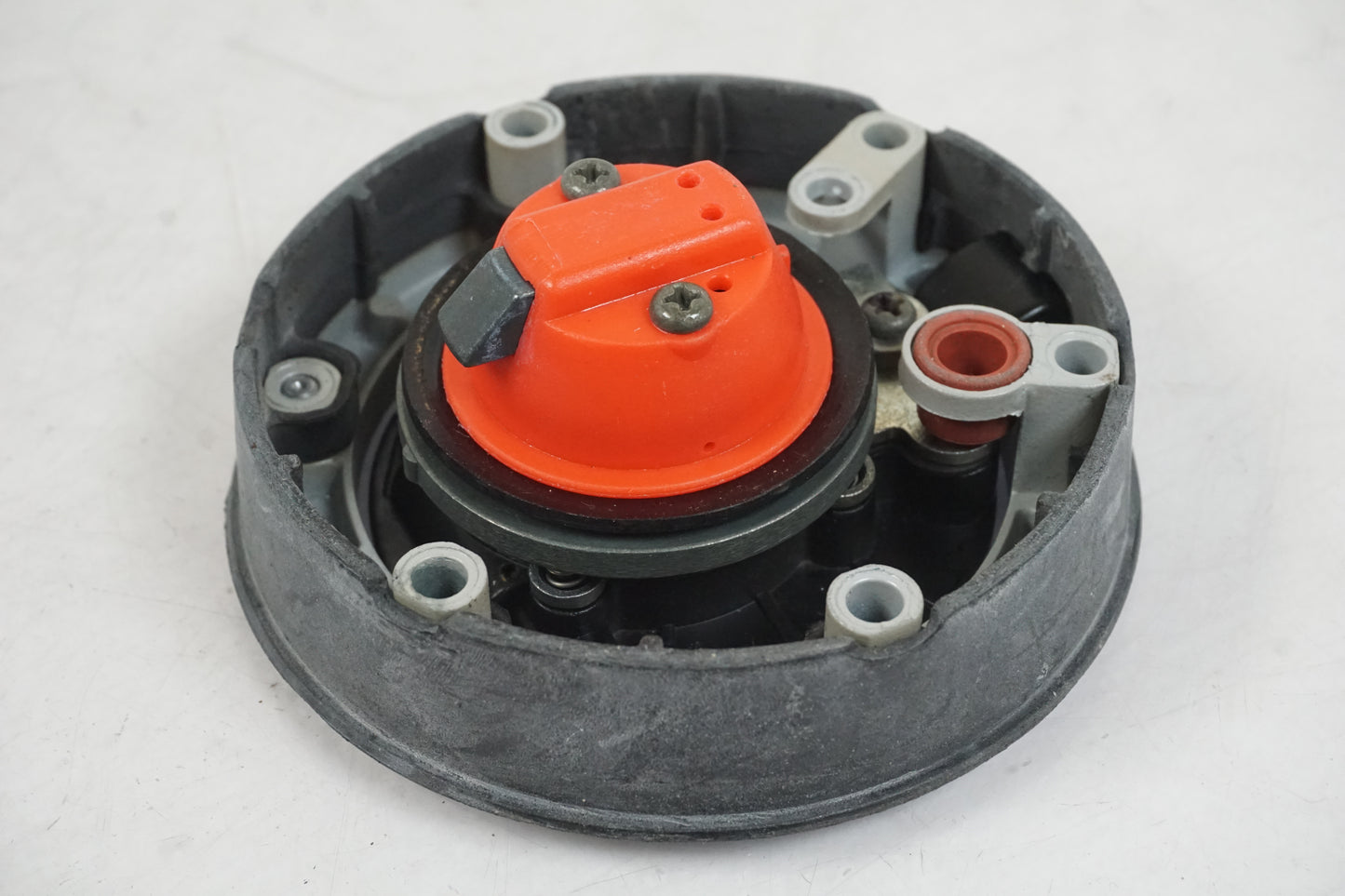 Extrabild1 på Tanklock från en Triumph Sprint GT -2011 motorcykel.